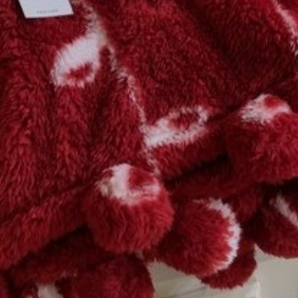 Vera bradley Pom pom throw blanket❤️❤️ - Picture 2 of 3